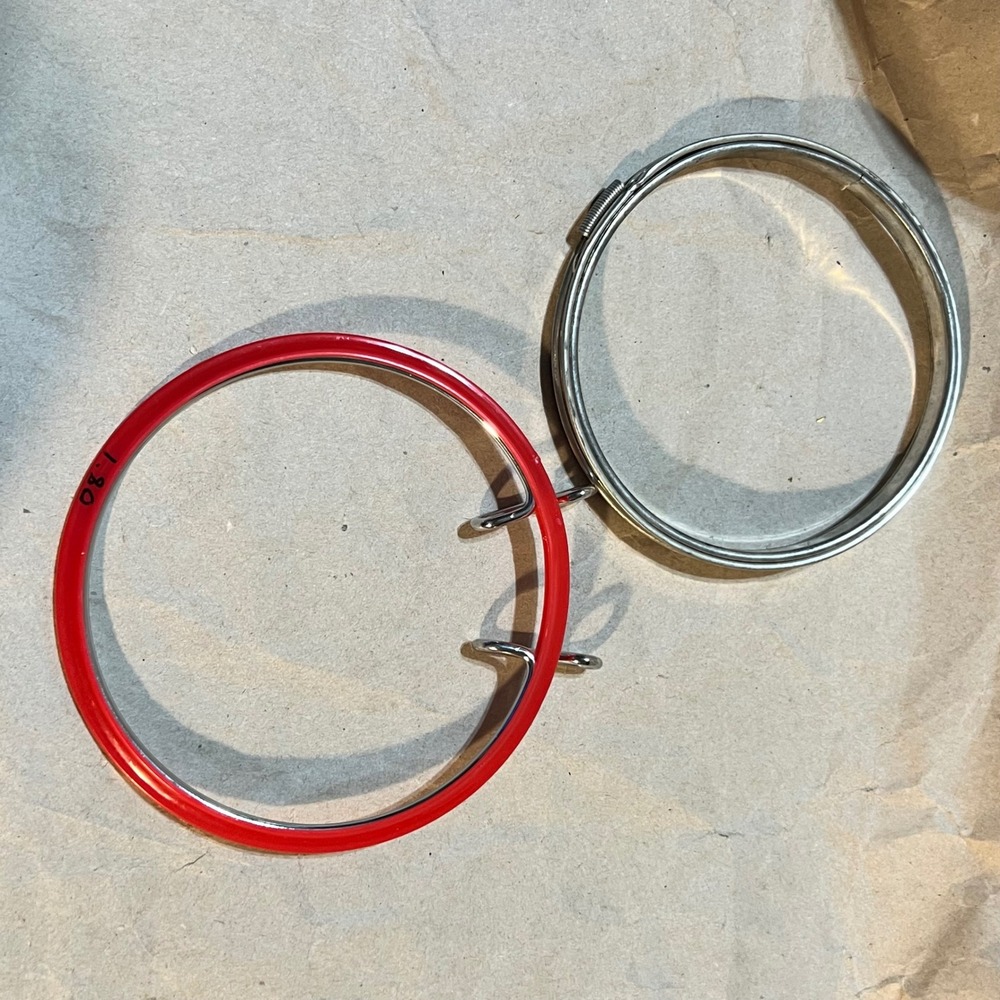 Vintage 5in Embroidery Hoops Set Red‎ Plastic and Metal Spring Tension Cork